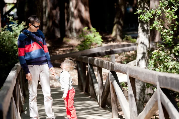 Familie van twee wandelen — Stockfoto