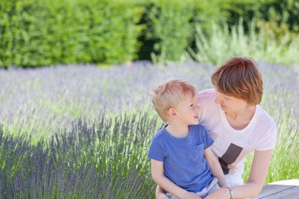 Familie auf dem Blumenfeld — Stockfoto