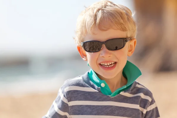 Ребёнок на калифорнийском пляже — стоковое фото