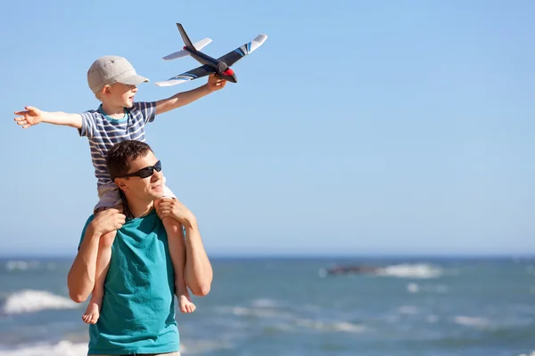 Famiglia in spiaggia — Foto Stock