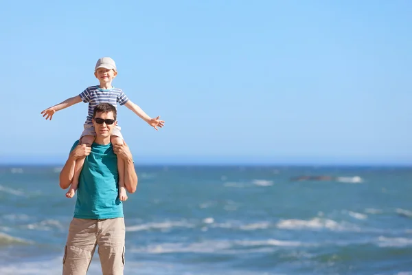 Familie samen op het strand — Stockfoto