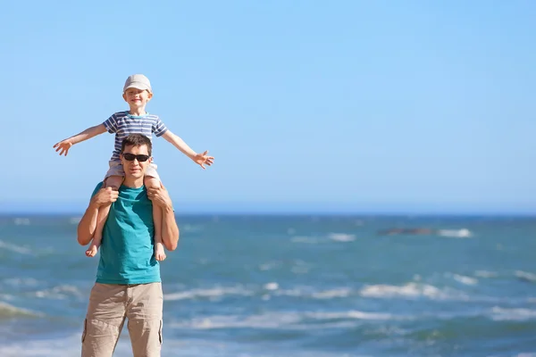 Sahilde birlikte aile — Stok fotoğraf