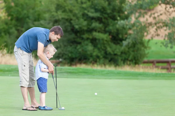 Familia de dos en el campo de golf — Foto de Stock