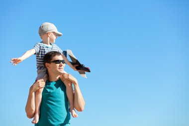 Aile oynamak oyuncak uçak