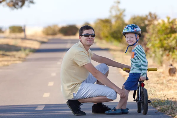 Familj i en park — Stockfoto