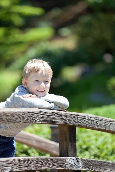 Jongen op de brug — Stockfoto