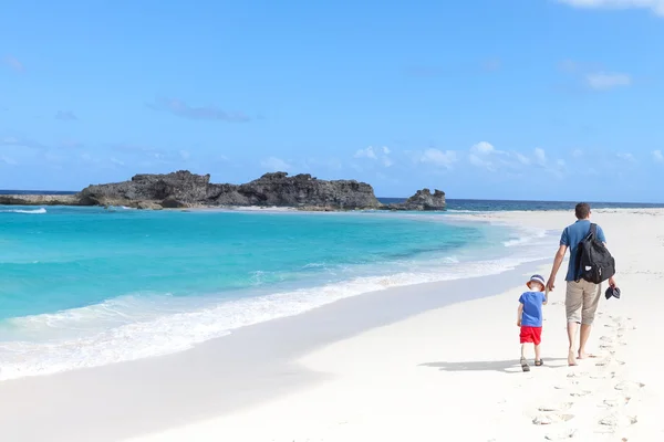 Famille à la plage — Photo