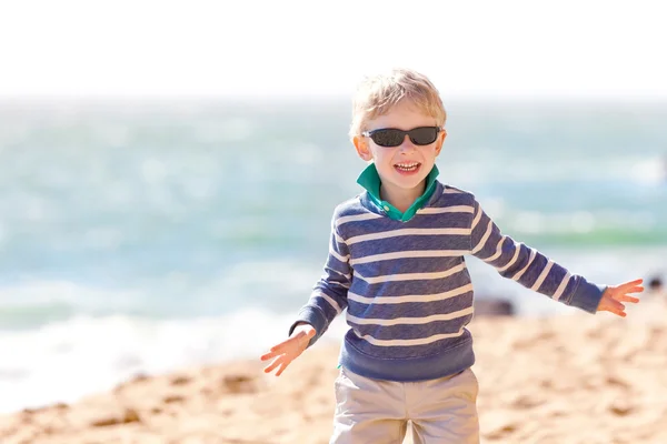 Niño en la playa —  Fotos de Stock