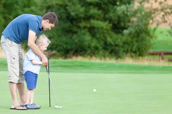 Familia jugando al golf — Foto de Stock