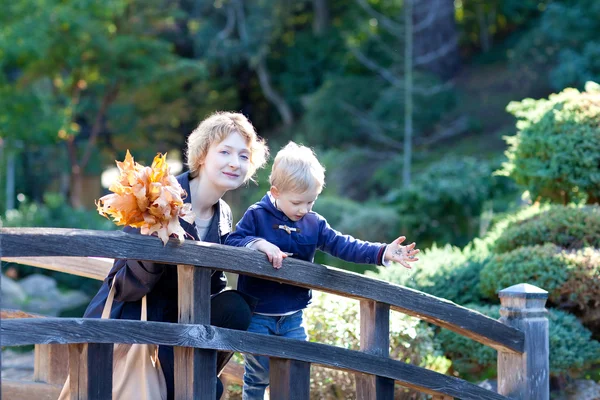 Familie im Herbst — Stockfoto