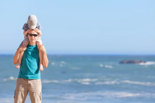 Familie aan het strand — Stockfoto