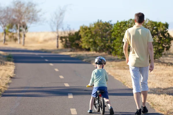 Wandelen met het gezin — Stockfoto