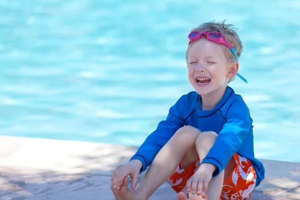 Niño junto a la piscina — Foto de Stock