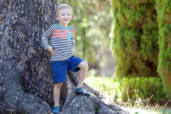 Jongen in het bos — Stockfoto