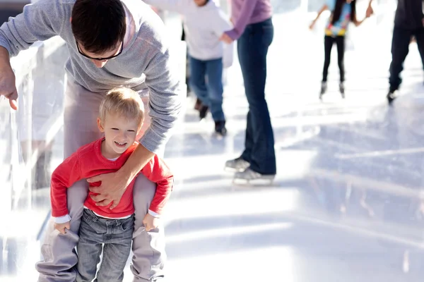 Patinaje sobre hielo familiar — Foto de Stock