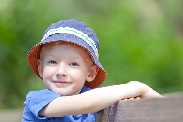 Junge draußen — Stockfoto