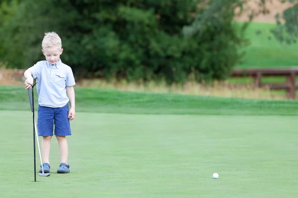 ゴルフをしている少年 — ストック写真