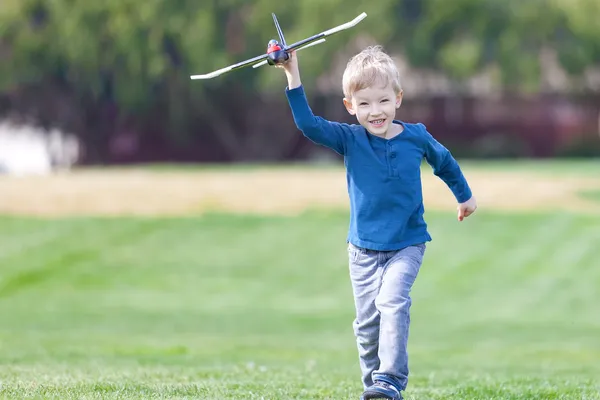 Jongen spelen speelgoed vliegtuig — Stockfoto