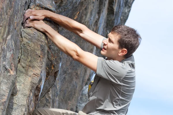 Hombre bouldering — Foto de Stock