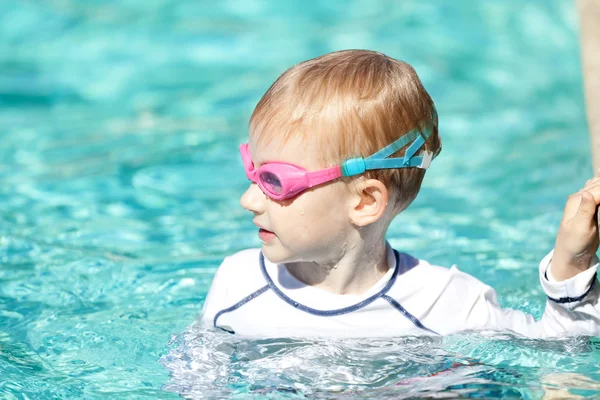 Criança na piscina — Fotografia de Stock