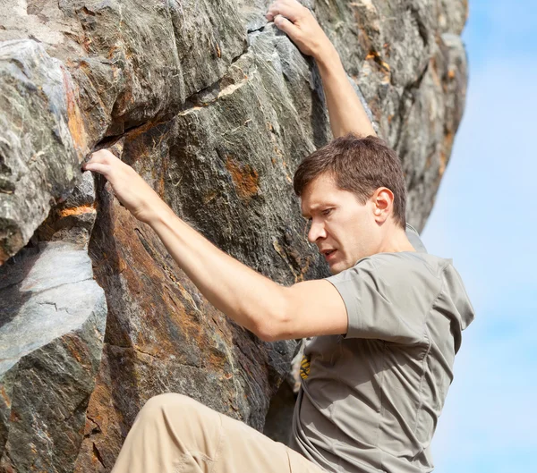 남자 bouldering — 스톡 사진