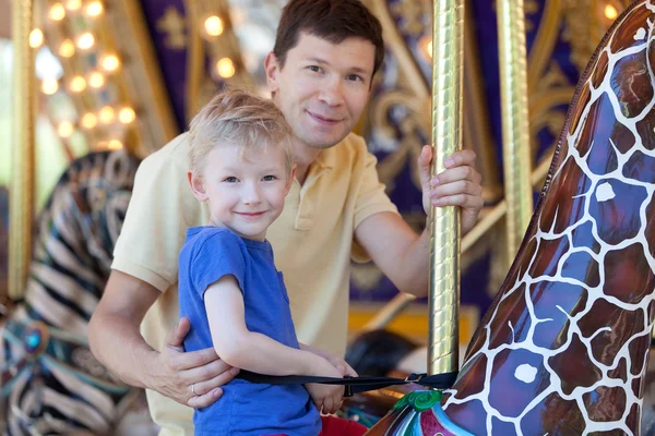 Familie op amusement park — Stockfoto