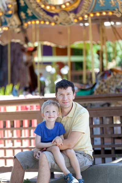 Familia en el parque de atracciones — Foto de Stock