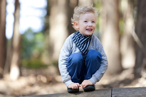 Niño en el bosque —  Fotos de Stock