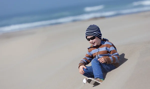 모래 언덕에서 아이 — 스톡 사진