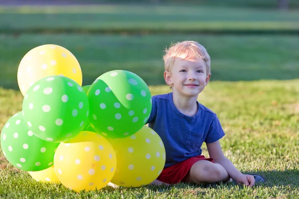 Balonlu çocuk — Stok fotoğraf