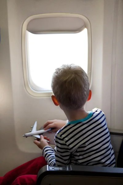 Chico en el avión — Foto de Stock