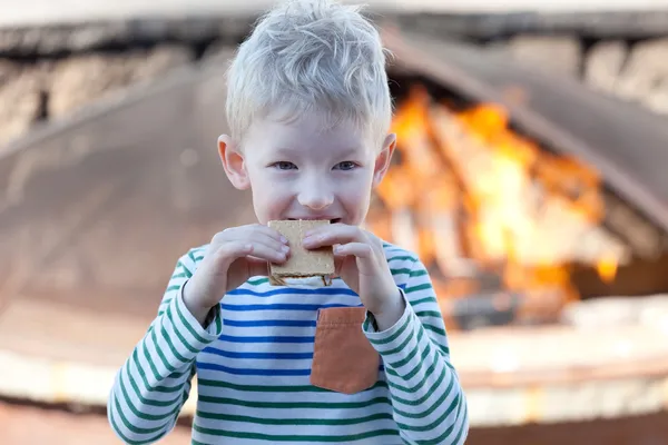 Їдять smores — стокове фото