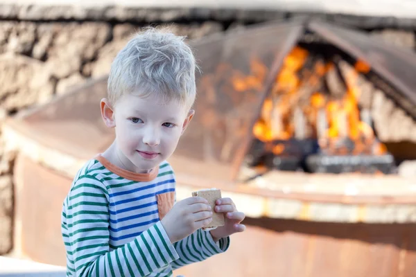 Eating smores — Stock Photo, Image