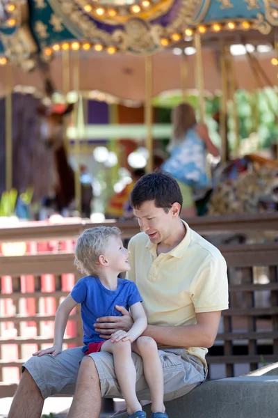 Famille au parc d'attractions — Photo