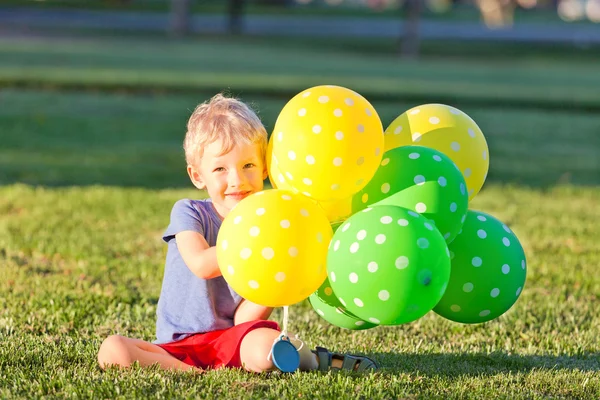 Junge mit den Luftballons — Stockfoto