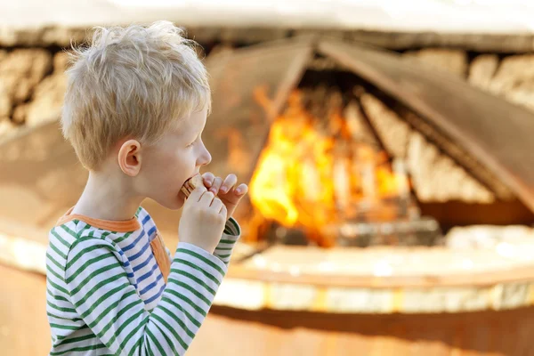 Jongen eten smores — Stockfoto