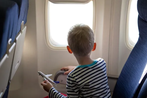 Chico en el avión — Foto de Stock