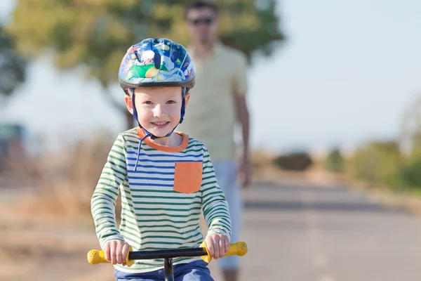 Familienradfahren — Stockfoto