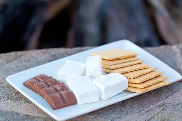 Ingredienti di marshmallow a piatto — Foto Stock