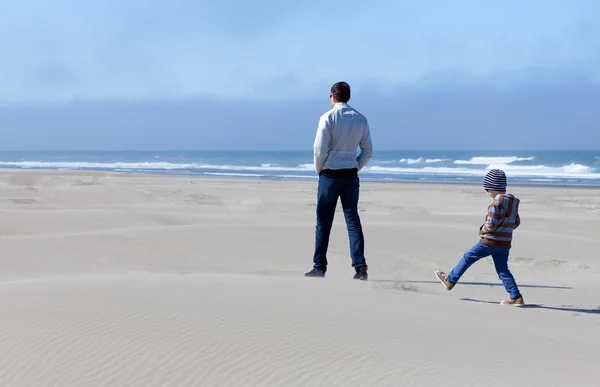 Rodina v písečných dunách — Stock fotografie