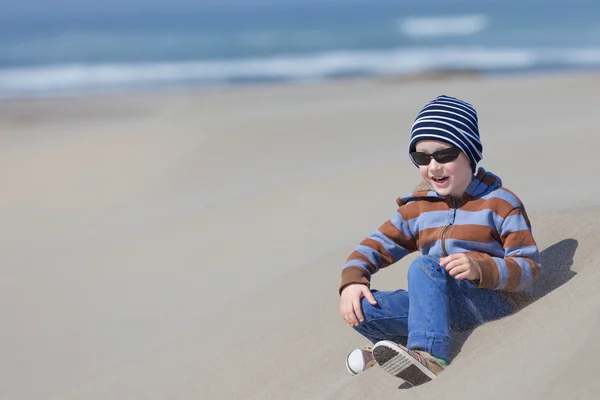 Niño en la playa —  Fotos de Stock