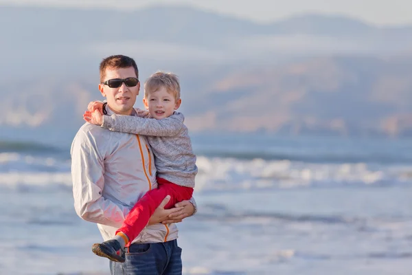 Familie aan het strand — Stockfoto