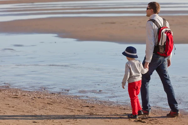 Famiglia in spiaggia — Foto Stock