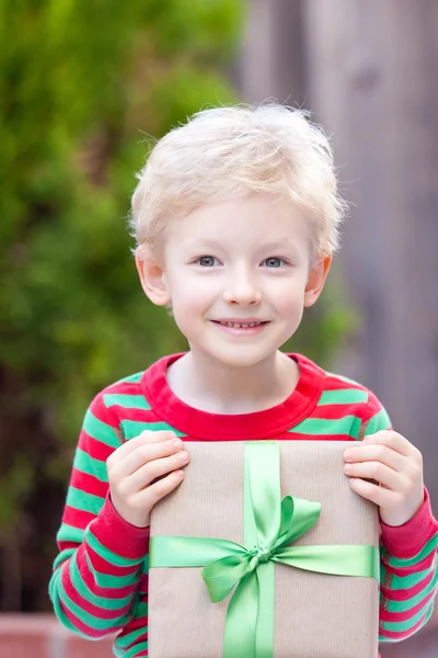 Niño en la época de Navidad — Foto de Stock