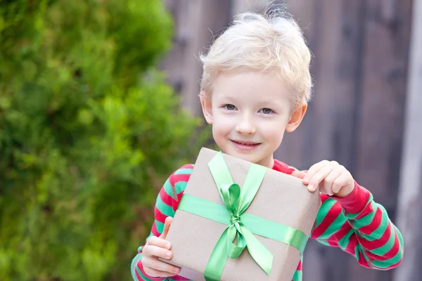 Menino na época do Natal — Fotografia de Stock