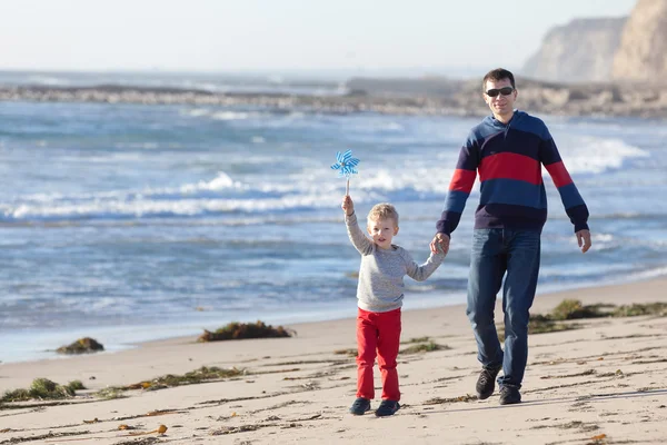 Familie am Strand — Stockfoto