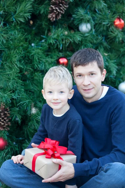 Family at christmas time — Stock Photo, Image