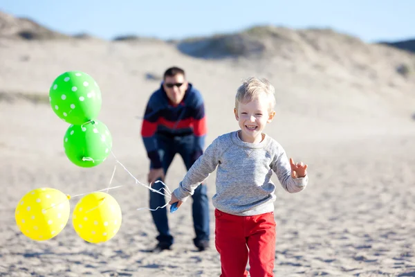 Familj på stranden — Stockfoto