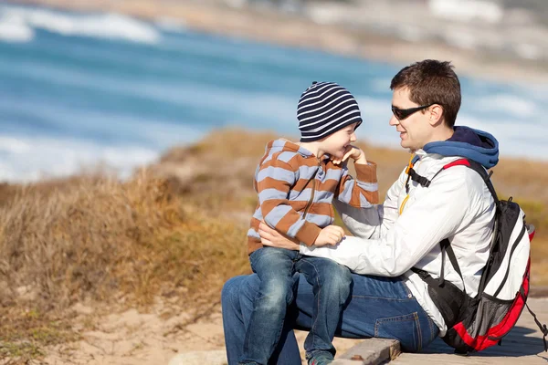 Familj vandring på stranden — Stockfoto