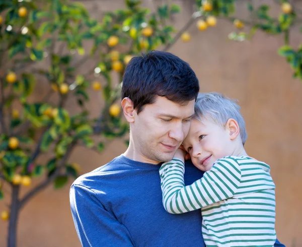 Familie knuffelen — Stockfoto